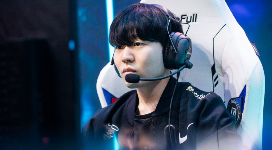 开云体育-包含Rookie回归赛场,势不可挡首场状态亮眼,巴塞罗那观众沸腾!的词条